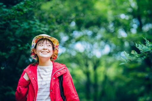 新緑の山を歩く女性  アウトドア,ハイキング,リラックスの写真素材