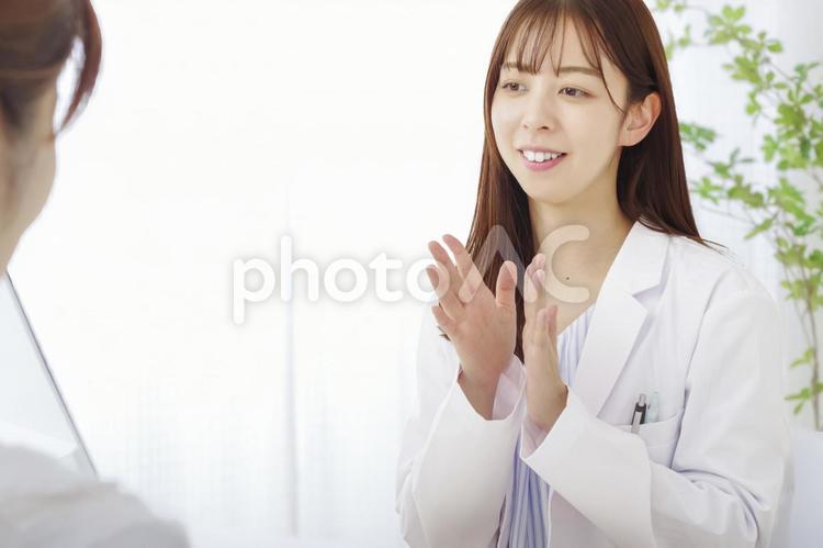 親身になって患者の相談を聞く女性医師 女性医師,医者,医師の写真素材