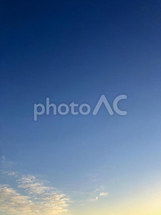 北海道の夕暮れの空01 夕暮れ,青空,空の写真素材