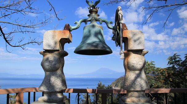 恋人岬ラブコールベルから眺める富士山 恋人岬,ラブコールベル,金の鐘の写真素材