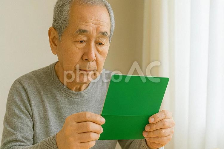 通帳を見る高齢男性・家計管理・貯金の心配 高齢男性,通帳,家計管理の写真素材