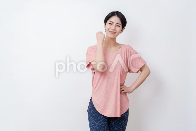 ガッツポーズのヨガインストラクターの女性 ヨガ,ガッツポーズ,フィットネスの写真素材