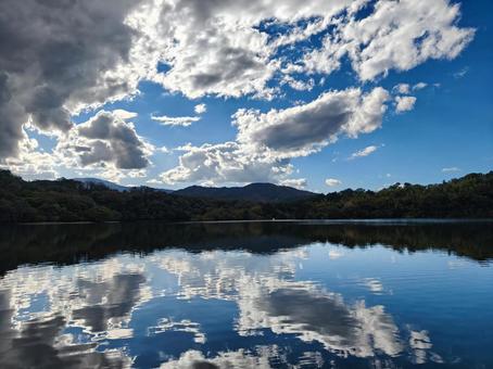 空を映す湖 湖,青空,雲の写真素材