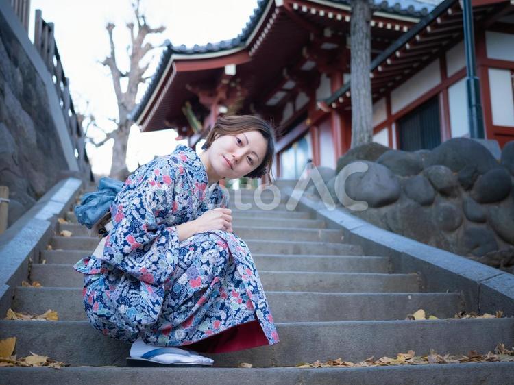 28：着物で外出する女性 女性,女の子,人物の写真素材