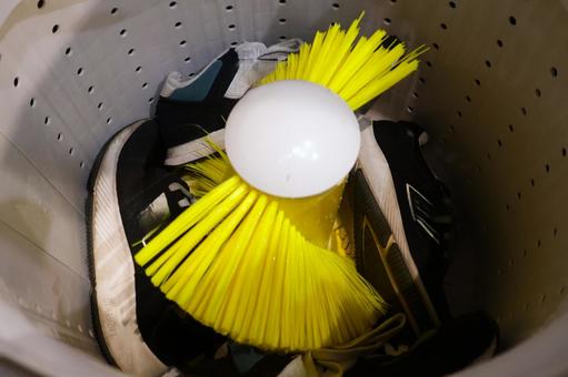 靴専用洗濯機でスニーカー洗う 靴用洗濯機 靴専用洗濯機でスニーカー洗う 靴用洗濯機 靴専用洗濯機,靴,スニーカーの写真素材