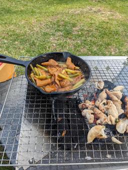 キャンプ料理 キャンプ,バーベキュー,炭の写真素材