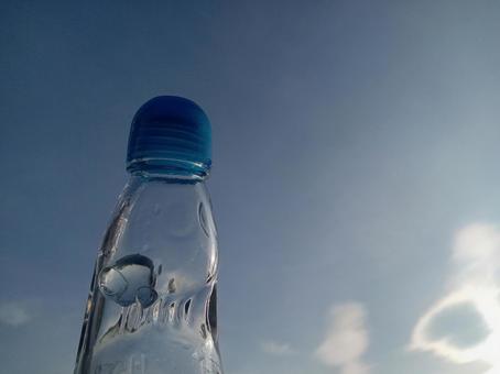 ラムネと夏空 ラムネと夏空 ラムネ,瓶,ビー玉の写真素材