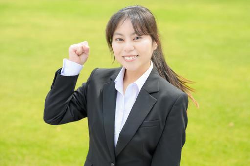 芝生でガッツポーズをする女性 芝生でガッツポーズをする女性 日本人,女性,20代の写真素材