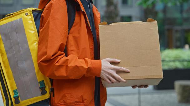 手提げギフト箱を持つフードデリバリーの男性 配達,フードデリバリー,デリバリーの写真素材