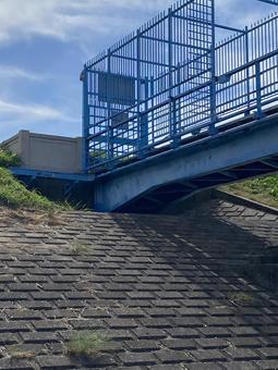 Photo, pedestrian overpass, blue fence, bridge structure, 