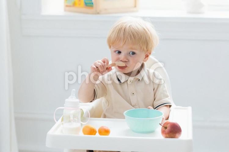 食べながら遠くを見る男の子 男の子,幼児,舐めるの写真素材