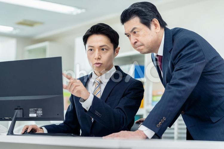 オフィスで働くビジネスマン オフィス,ビジネスマン,ビジネスの写真素材