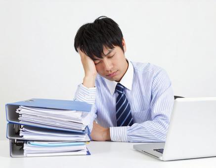 オフィスで困っているサラリーマン男性 オフィスで困っているサラリーマン男性の写真