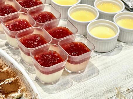 バイキング　一口サイズのパンナコッタ バイキング,一口サイズ,パンナコッタの写真素材