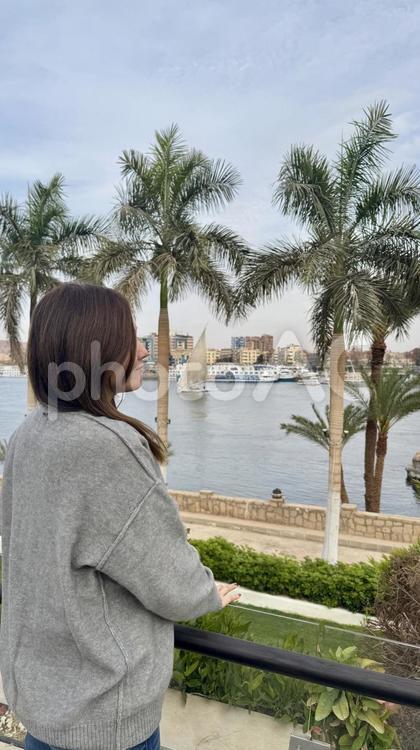 エジプトのアスワンの景色を眺める女性 エジプト,アスワン,女性の写真素材