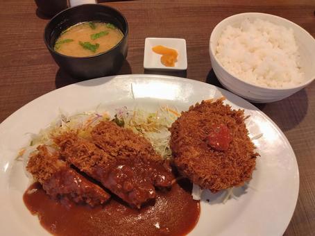 ロースカツとクリームコロッケ ロースカツとクリームコロッケ ロースカツ,クリームコロッケ,定食の写真素材