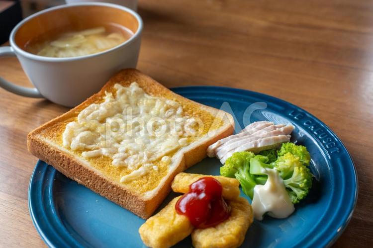 チーズトーストとナゲット パン,朝食,食事の写真素材