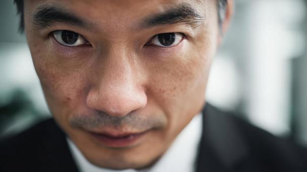 スーツの男性の顔のアップショット スーツの男性の顔のアップショットの写真