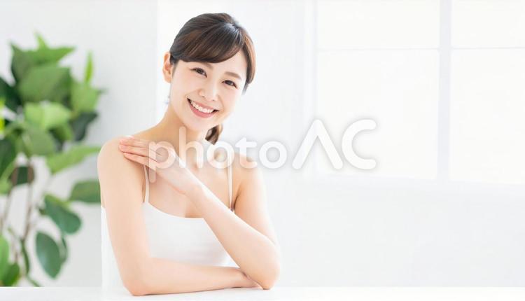 笑顔の女性がスキンケアする朝のワンシーン 女性,美人,かわいいの写真素材
