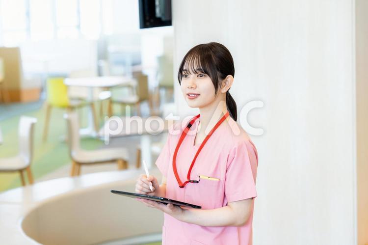 病院で働く医療従事者 病院,笑顔,タブレットの写真素材