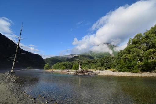 上高地 梓川の風景 上高地 梓川の風景 上高地,梓川,焼岳の写真素材