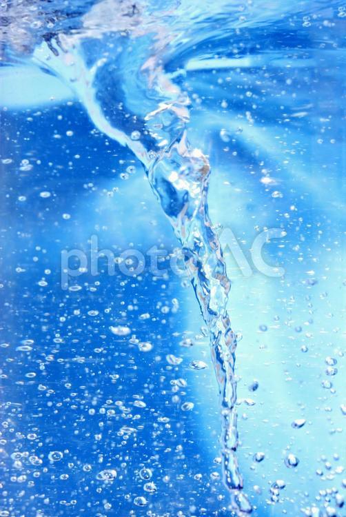 水中で高速回転する渦巻き　青い背景 水,渦巻き,水中の写真素材