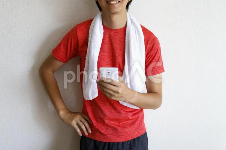 スマートフォンと男性 男性,スマホ,スポーツの写真素材