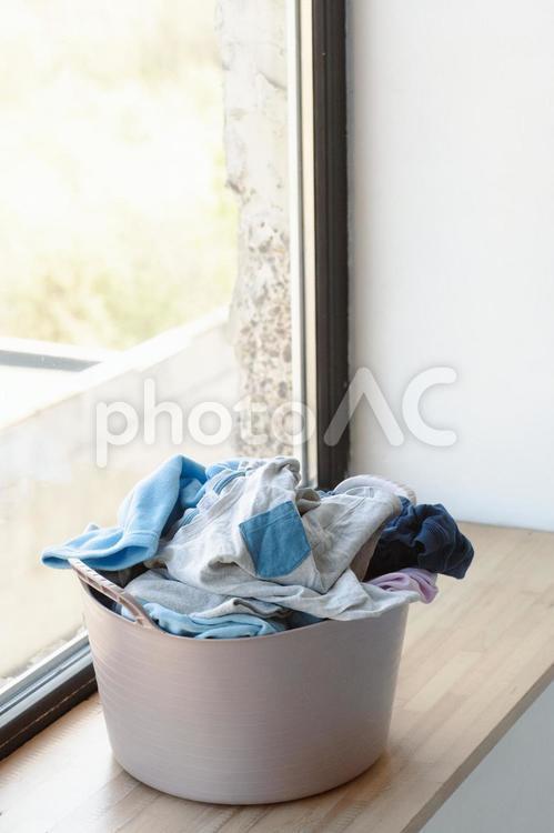 窓辺で木漏れ日にあたる洗濯物 洗濯物,衣類,洗濯の写真素材