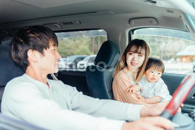 ドライブ・車に乗る家族（笑顔） 家族旅行,ドライブ,車の写真素材