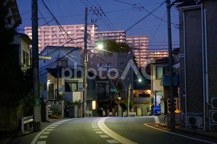 夕暮れの住宅街とそびえ立つ団地 住宅街,団地,マンションの写真素材