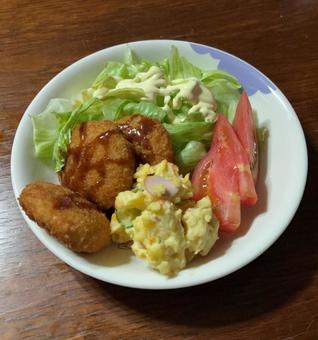 海老カツとポテトサラダとトマトとレタス 海老カツとポテトサラダとトマトとレタスの写真