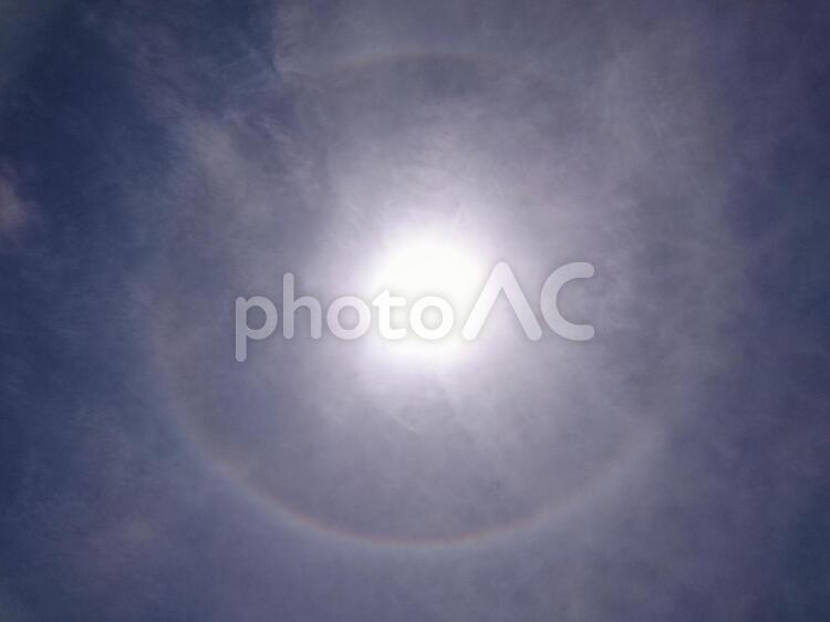 太陽の周りに輪っかが出た 暈,ヘイロー,現象の写真素材
