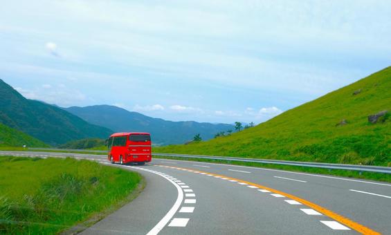 赤いバスで下る峠道 赤いバスで下る峠道の写真