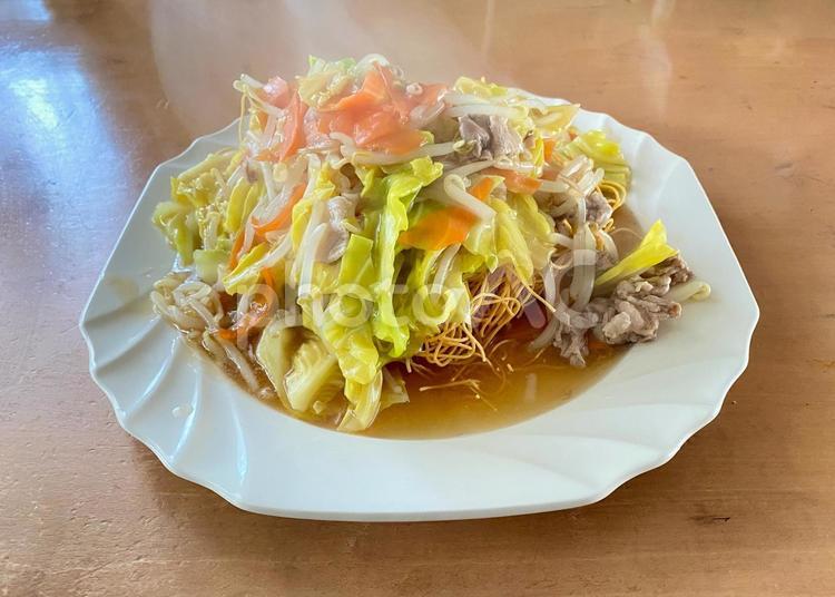 湯気のある具沢山の長崎皿うどん　細麺 長崎皿うどん,細麺,揚げ麺の写真素材