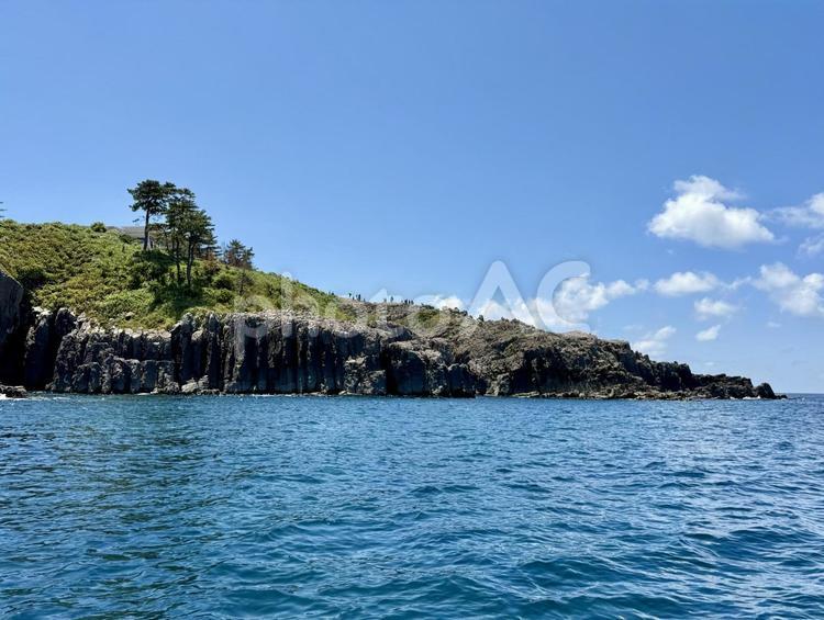 遊覧船から見た福井県東尋坊　横から見る 柱状節理,水面,遊覧船の写真素材