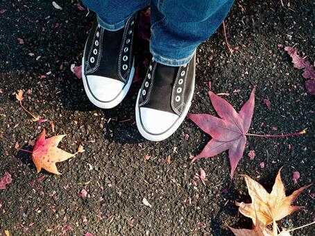 冬の落ち葉とスニーカー スニーカー,落ち葉,デニムの写真素材
