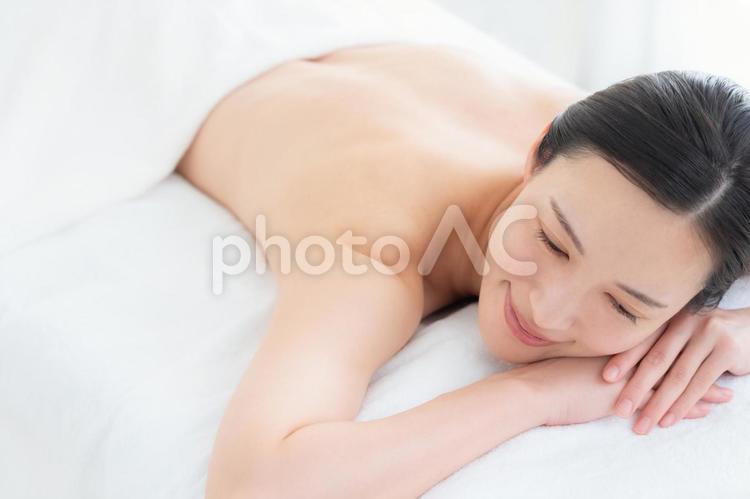 エステを受ける若い女性 エステ,ビューティー,女性の写真素材