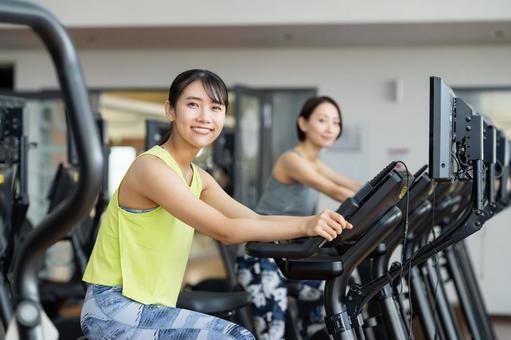 ジムでトレーニングする若い女性 ジム,フィットネス,トレーニングの写真素材