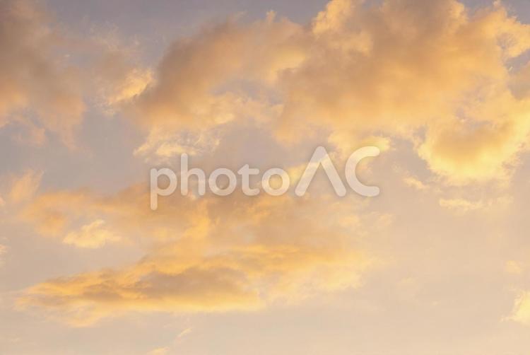 穏やかな夕暮れの空のイメージ３ 夕焼け,雲,空の写真素材