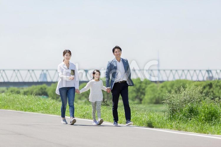 家族イメージ 人物,家族,手を繋ぐの写真素材