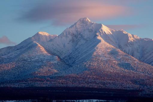 夕陽を浴びる冬の斜里岳 斜里岳,雪山,神々しいの写真素材