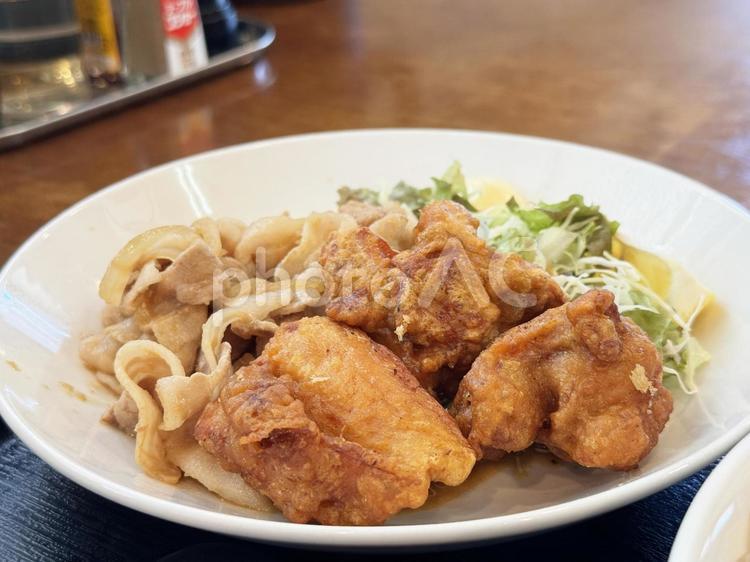 豚の生姜焼きと唐揚げ 豚の生姜焼き,生姜焼き,生姜焼き定食の写真素材