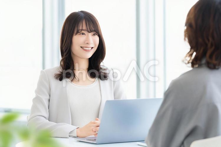 ミーティングをする2人のビジネスウーマン 女性,ビジネス,笑顔の写真素材