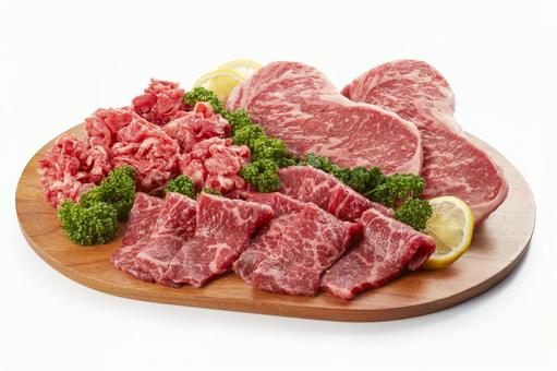 国産牛肉 (ステーキ、焼肉、切り落とし) 国産牛肉 (ステーキ、焼肉、切り落とし)の写真