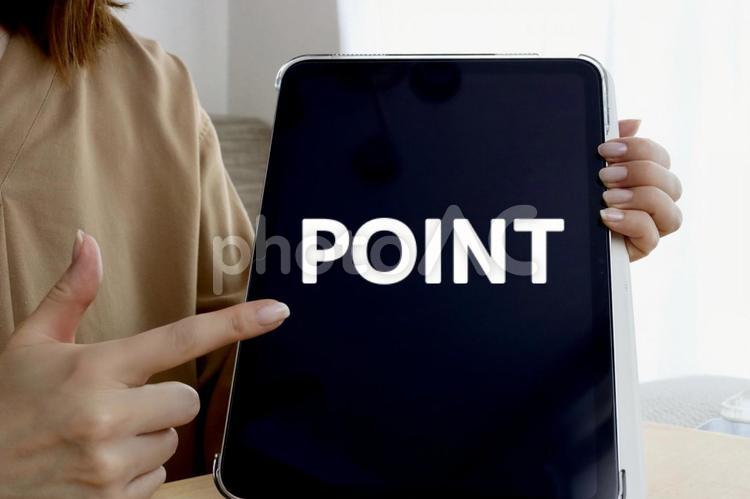 タブレットを持つ女性　POINTイメージ ポイント,point,ビジネスの写真素材