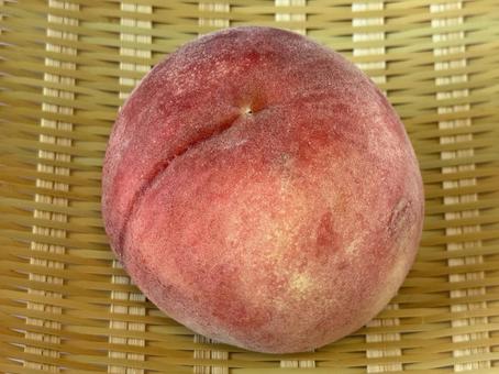 ざるに置かれた新鮮な桃のアップ 桃,フルーツ,果物の写真素材