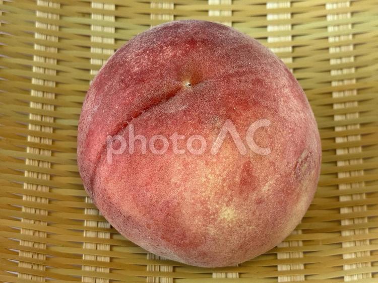 ざるに置かれた新鮮な桃のアップ 桃,フルーツ,果物の写真素材