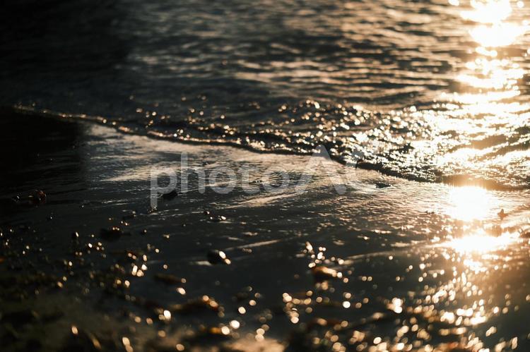 夕方の海の波打ち際 海,夕方,夕日の写真素材