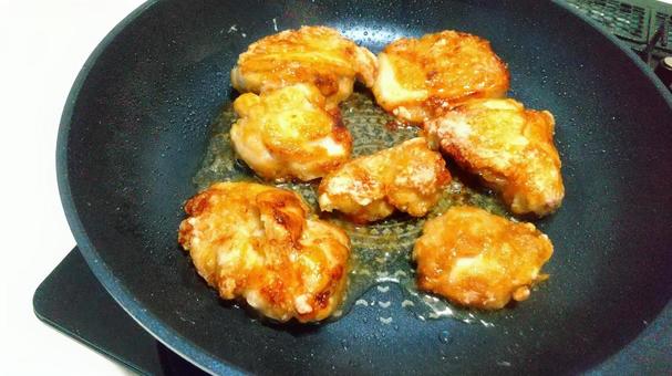 香ばしく焼いた鶏肉料理 香ばしく焼いた鶏肉料理の写真
