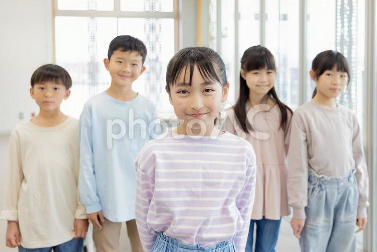 小学生　仲良し　仲間　 小学生,塾,女性の写真素材
